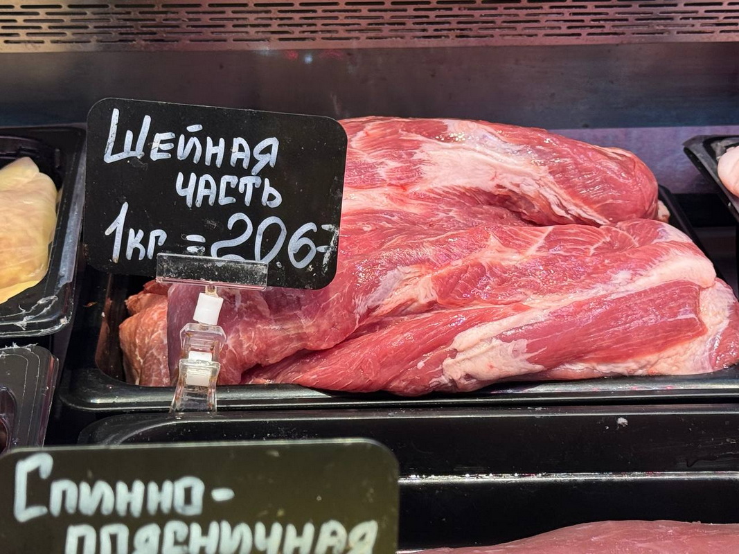 свежая свинина на витрине с ценниками