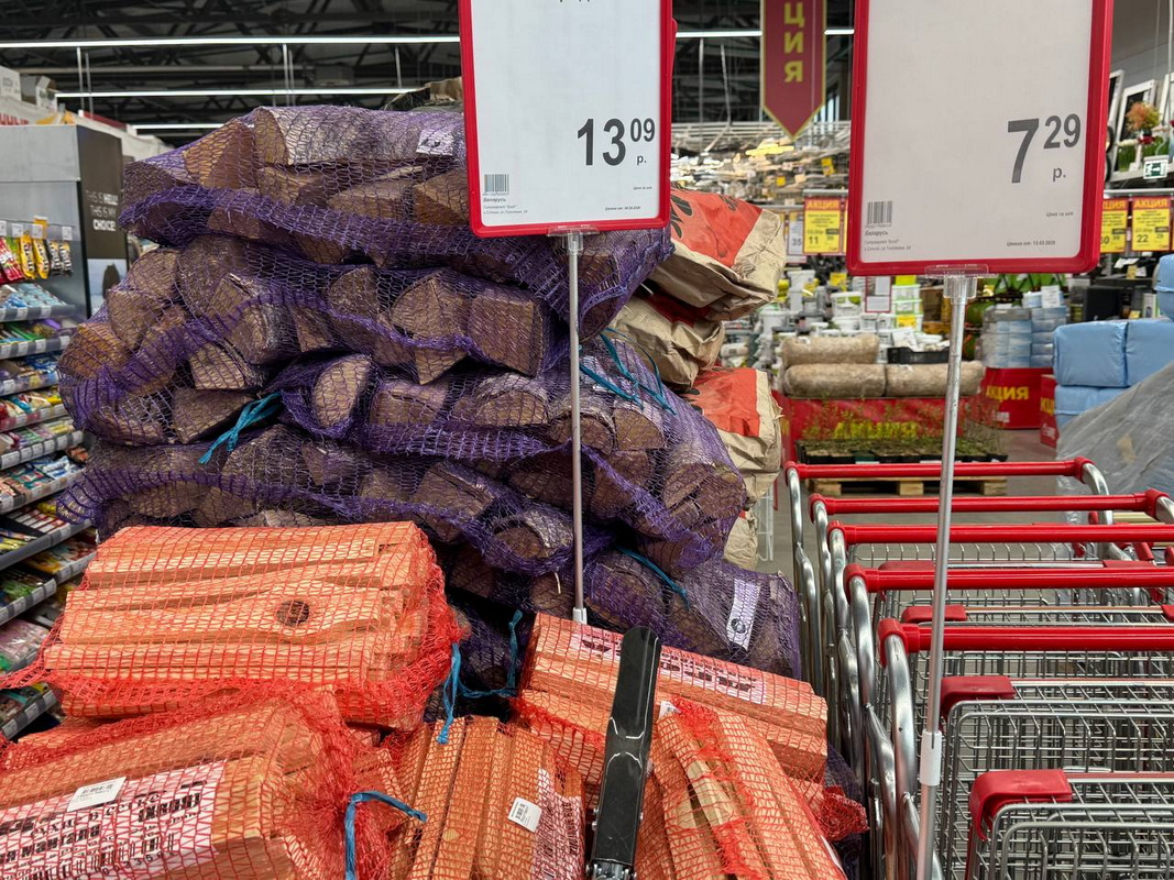 дрова в сетках в магазине