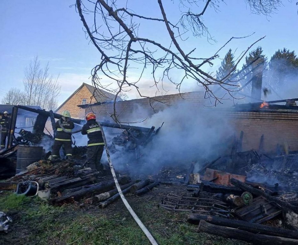 В Слониме горели две хозпостройки