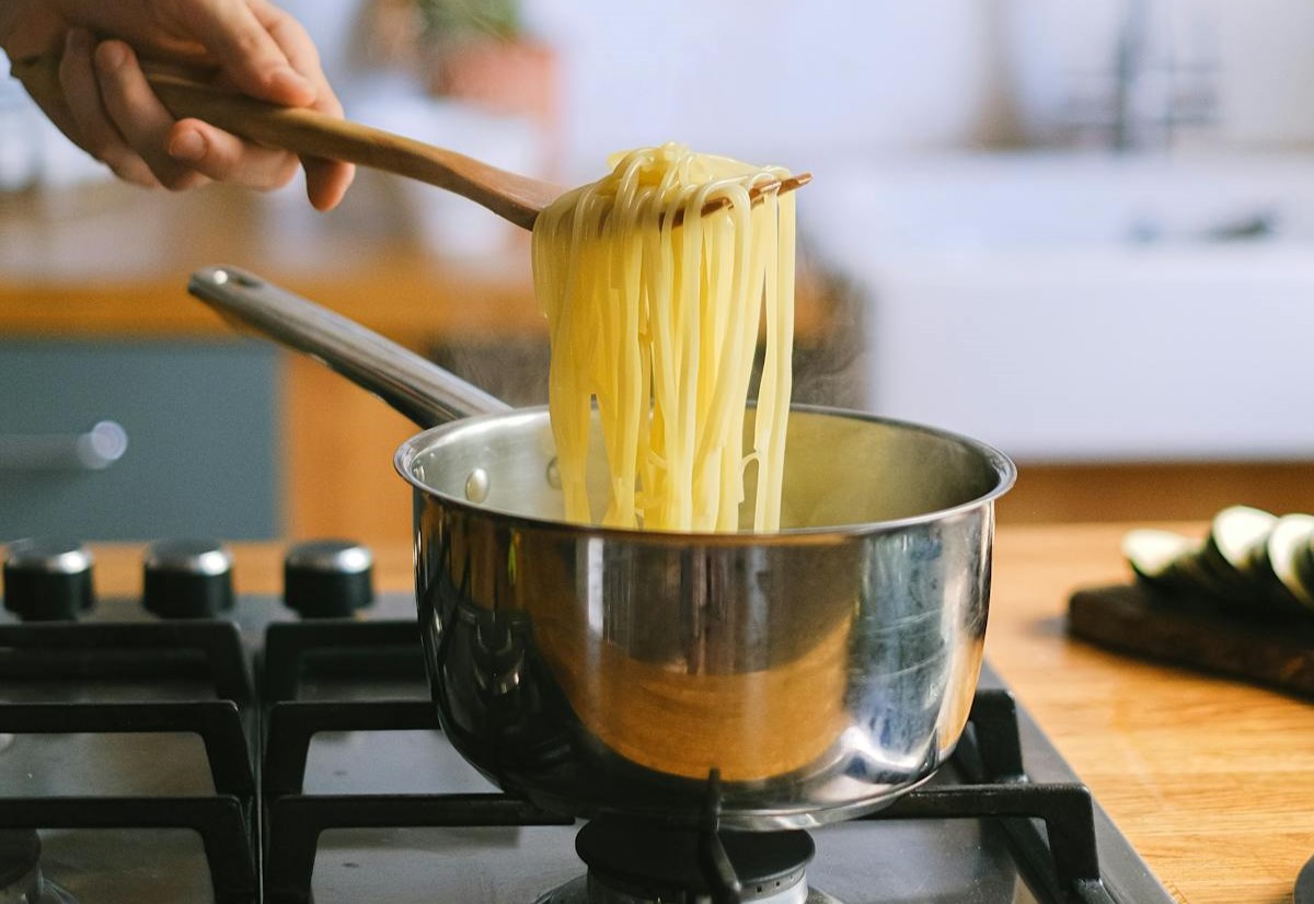 Добавлять ли масло в воду при варке макарон? Мнение шеф-поваров