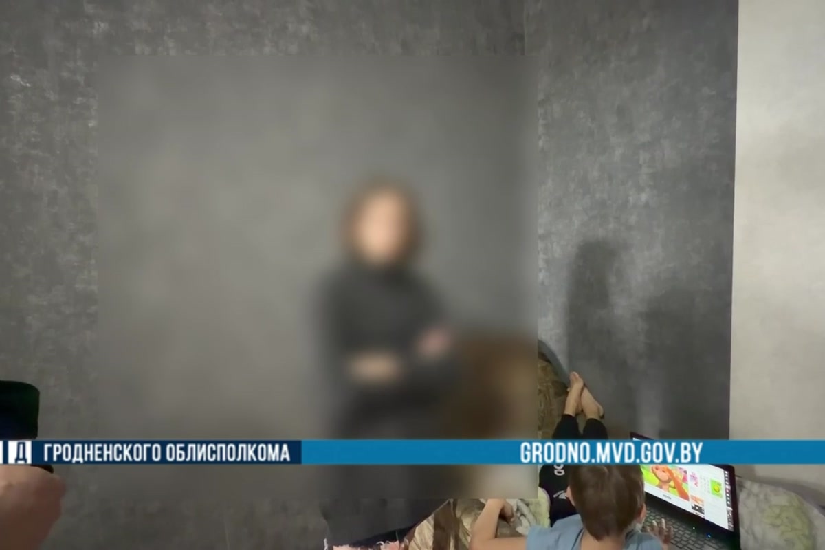 Мать дает объяснения сотрудникам милиции