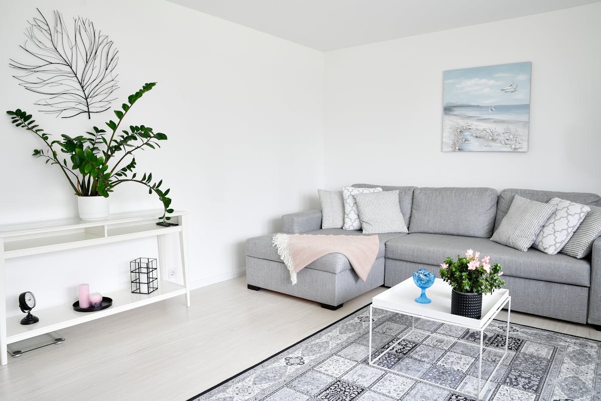 диван в гостиной