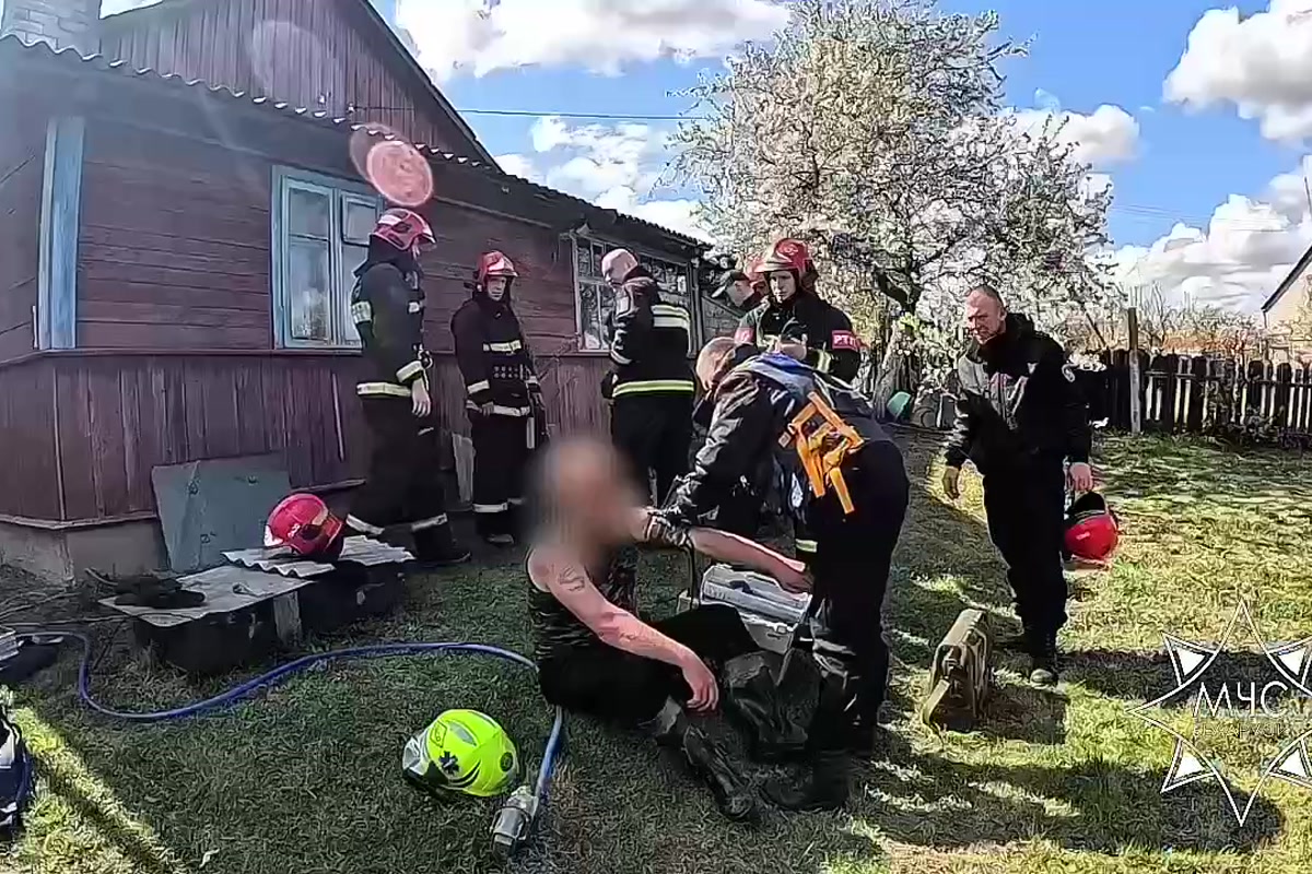 спасатели извлекли мужчину из колодца