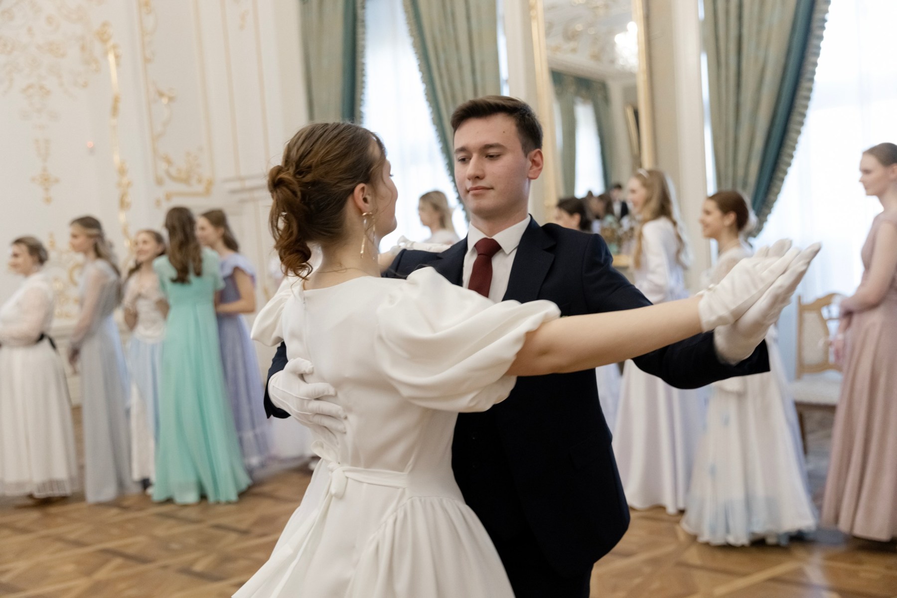 бал