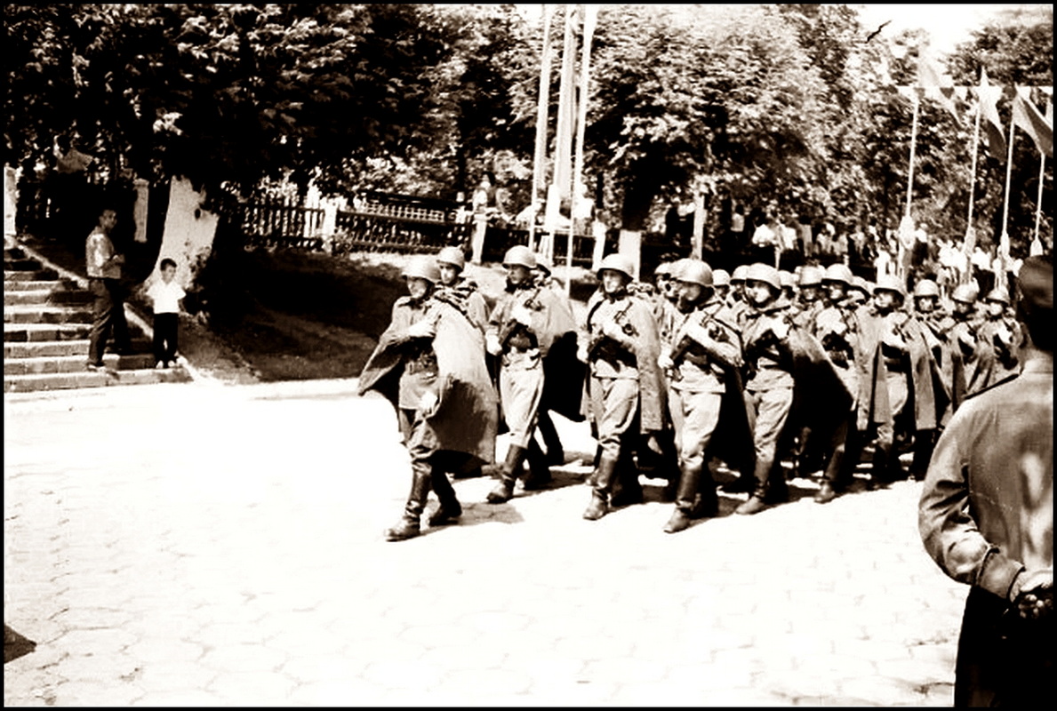 Колонна солдат в касках и плащ-палатках на параде в Слониме, 10 июля 1969 года