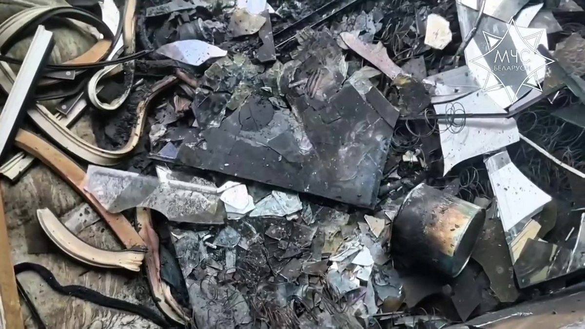 обгоревшие вещи на балконе