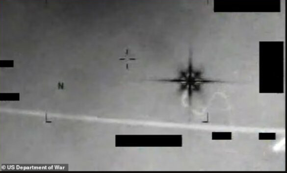Кадр инфракрасной военной съёмки 2013 года с восьмиконечным звездообразным НЛО из релиза Пентагона