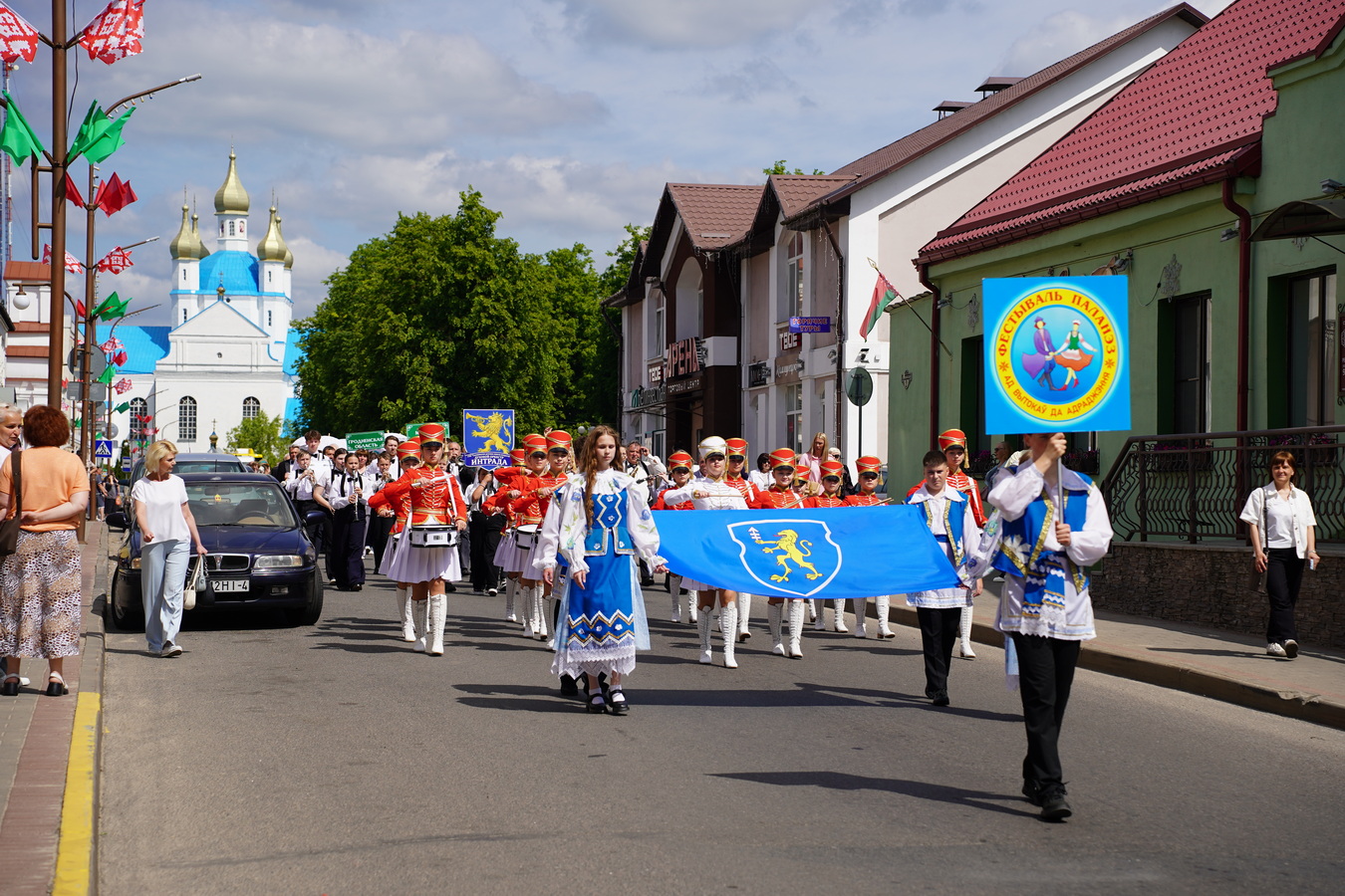 Святочнае шэсце ўдзельнікаў фестывалю «Паланэз» прайшло па вуліцах Слоніма.