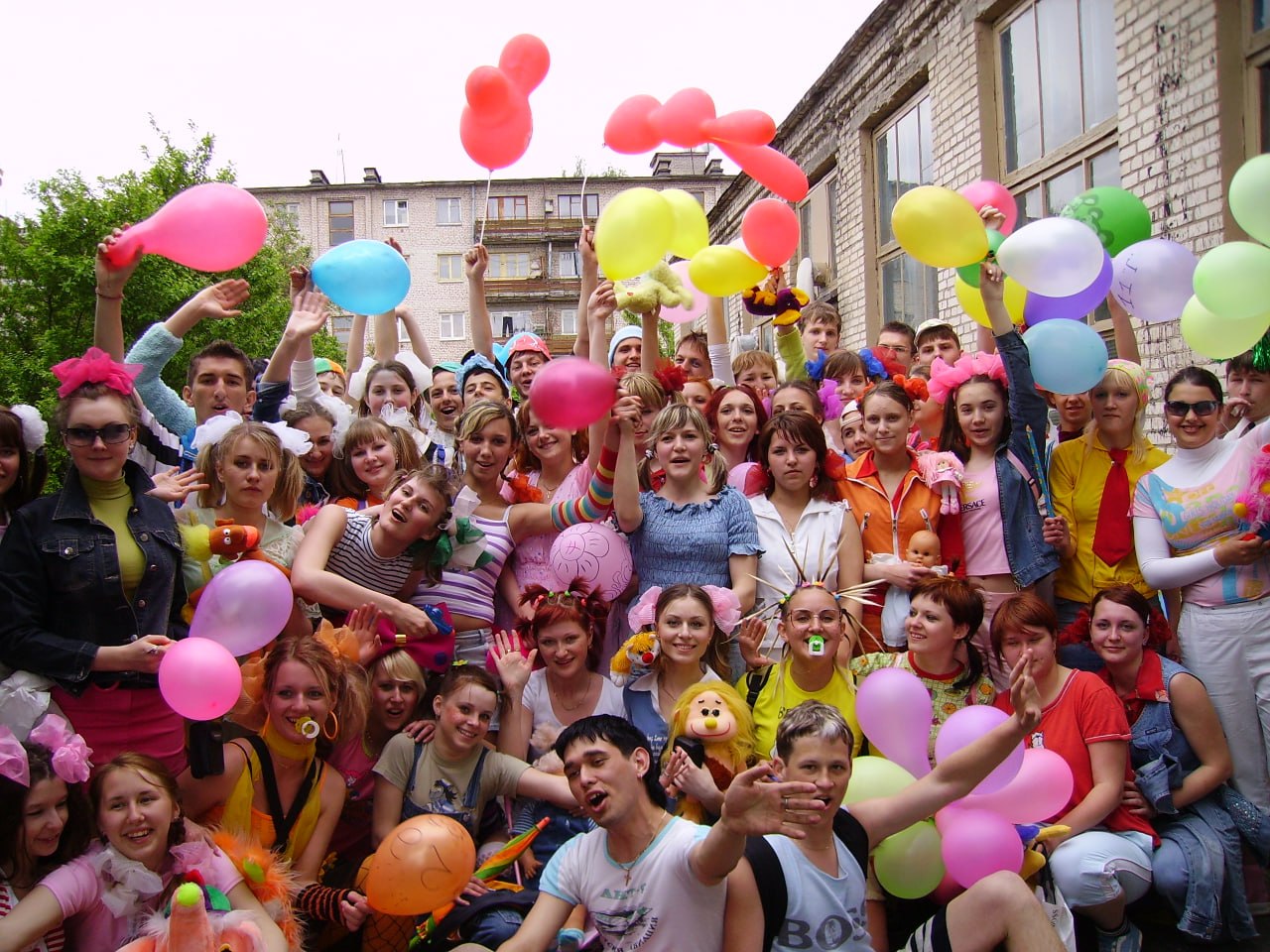 11-классники средней школы №8 Слонима на День детства, 2006 год