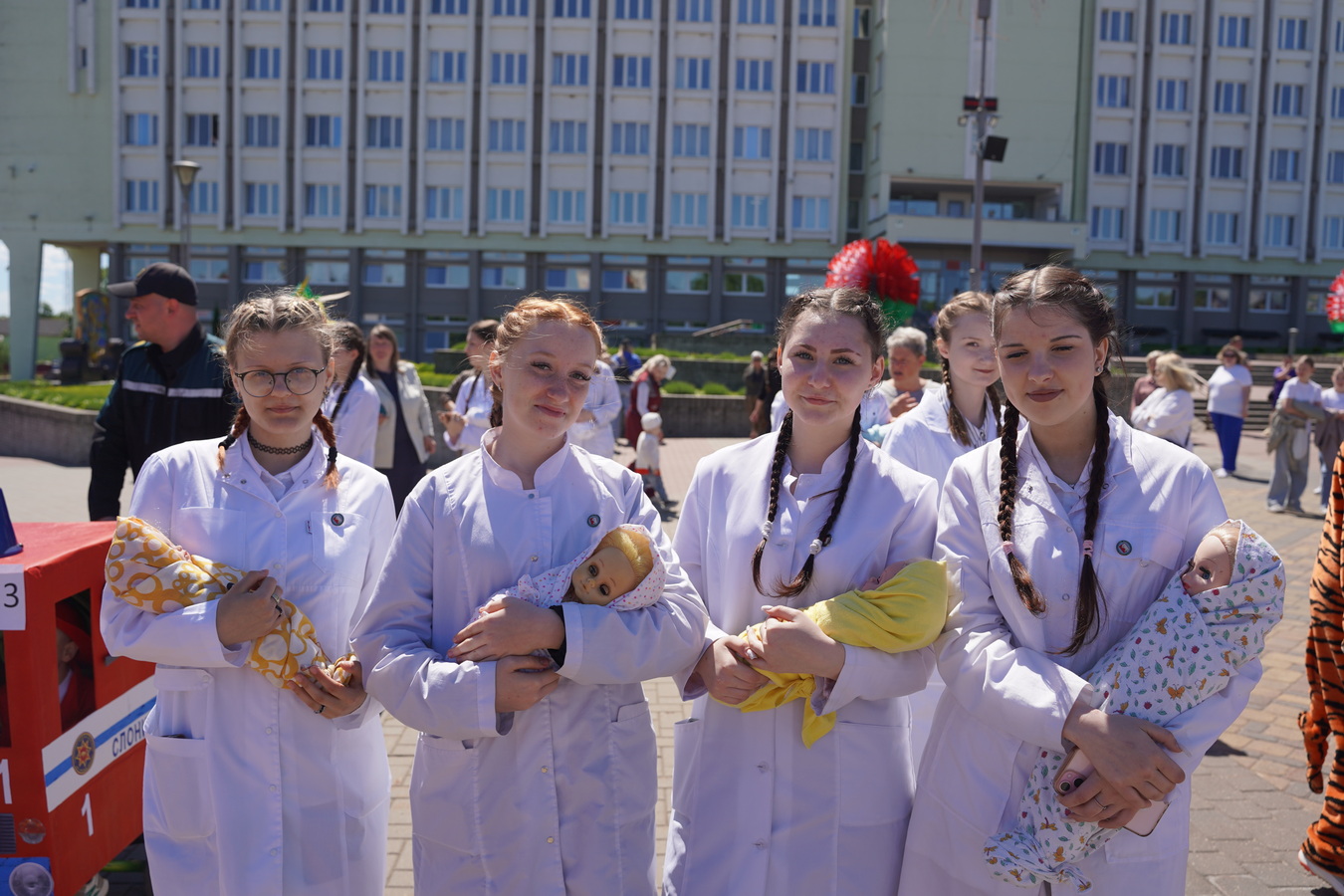 Участницы парада колясок в образах врачей в Слониме