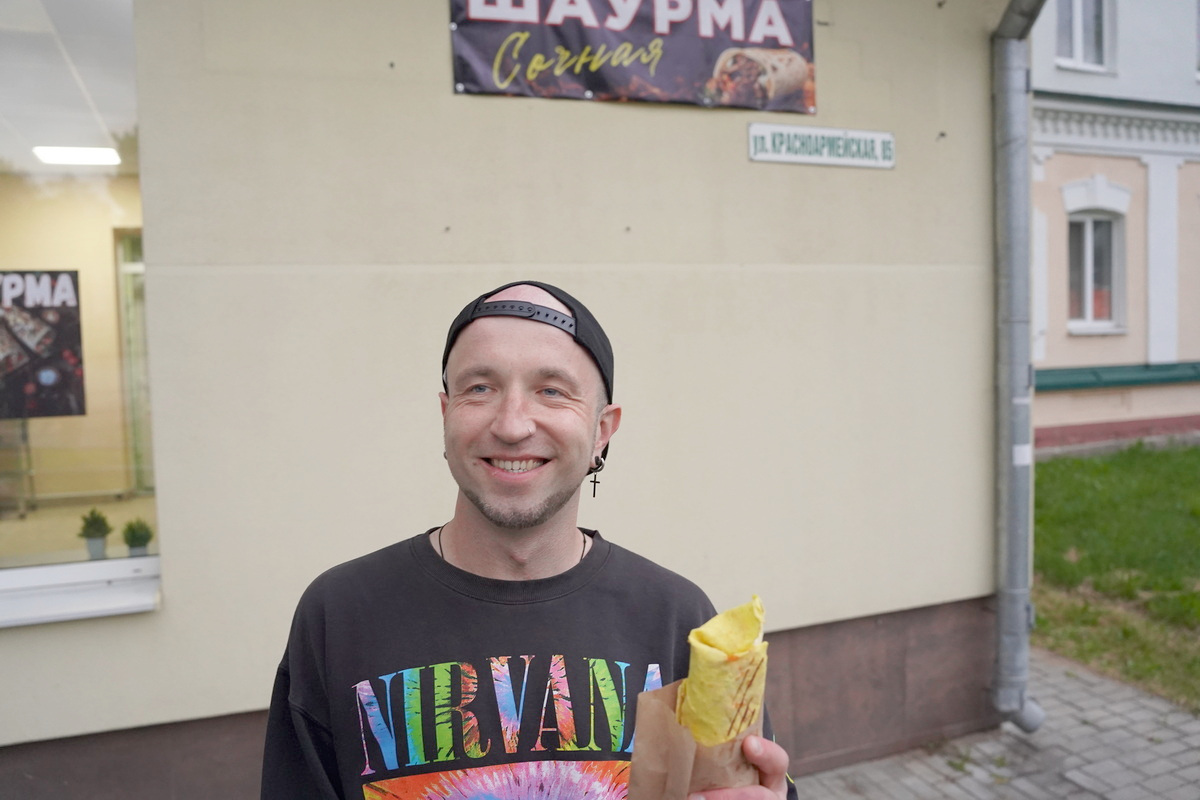 Никита держит острую шаурму возле новой шаурмичной в Слониме.
