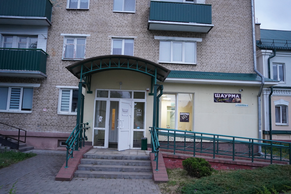 Вход в новую шаурмичную в Слониме с вывеской «Шаурма Сочная»