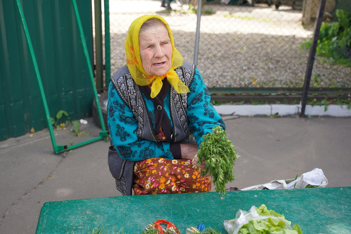 женщина продает укроп