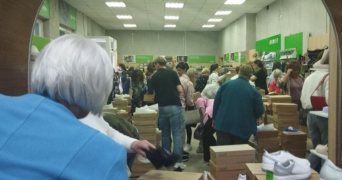 покупатели в магазине