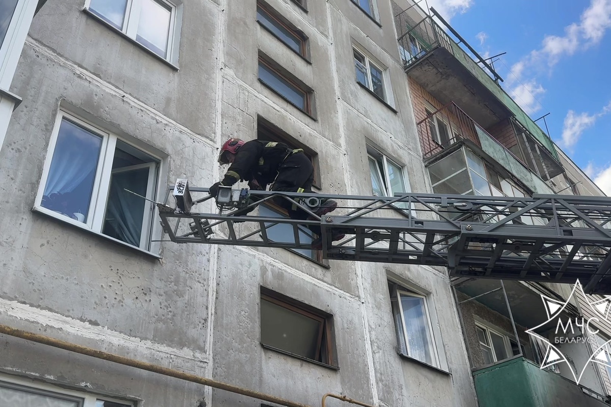 спасатели работают на пожаре