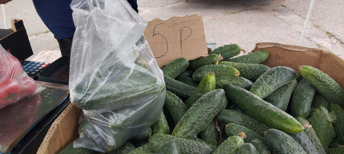 огурцы на рынке