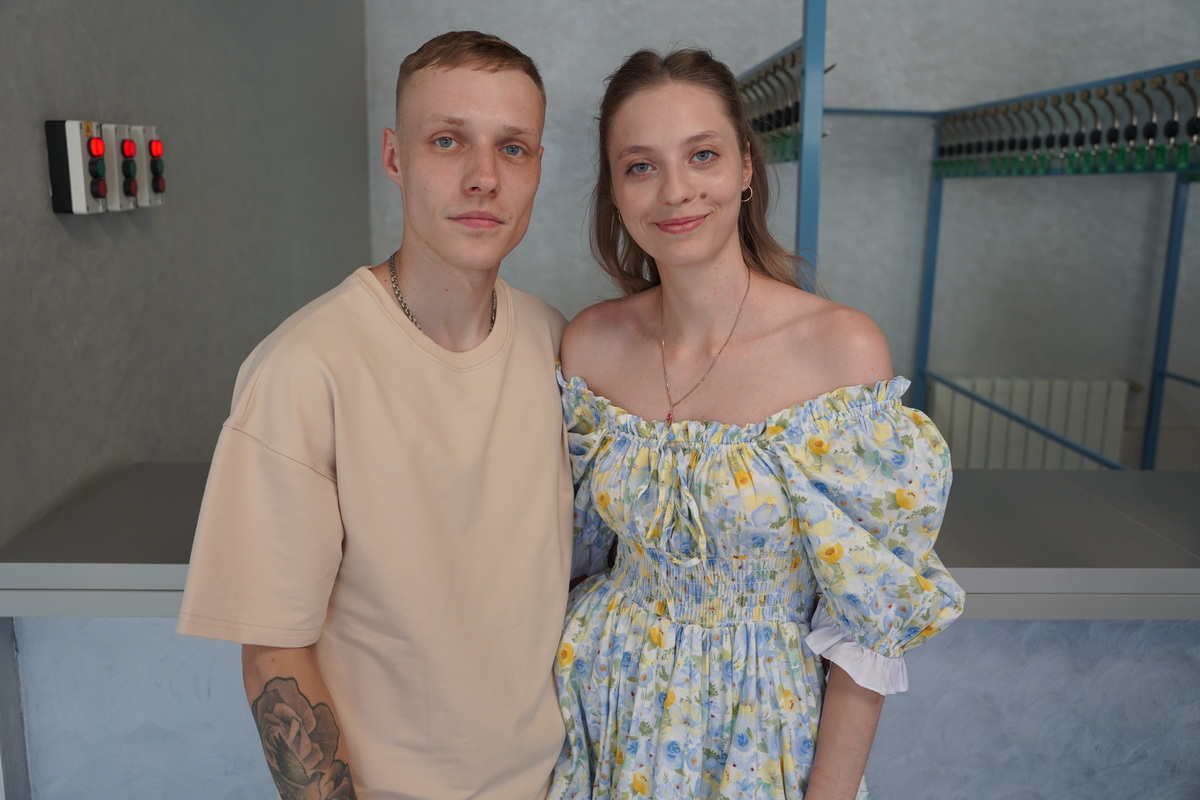 Парень с девушкой на выпускном