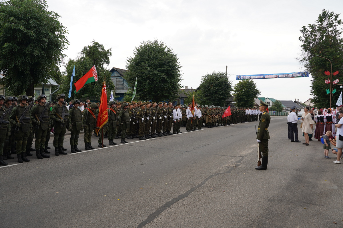 митинг у памятника воину