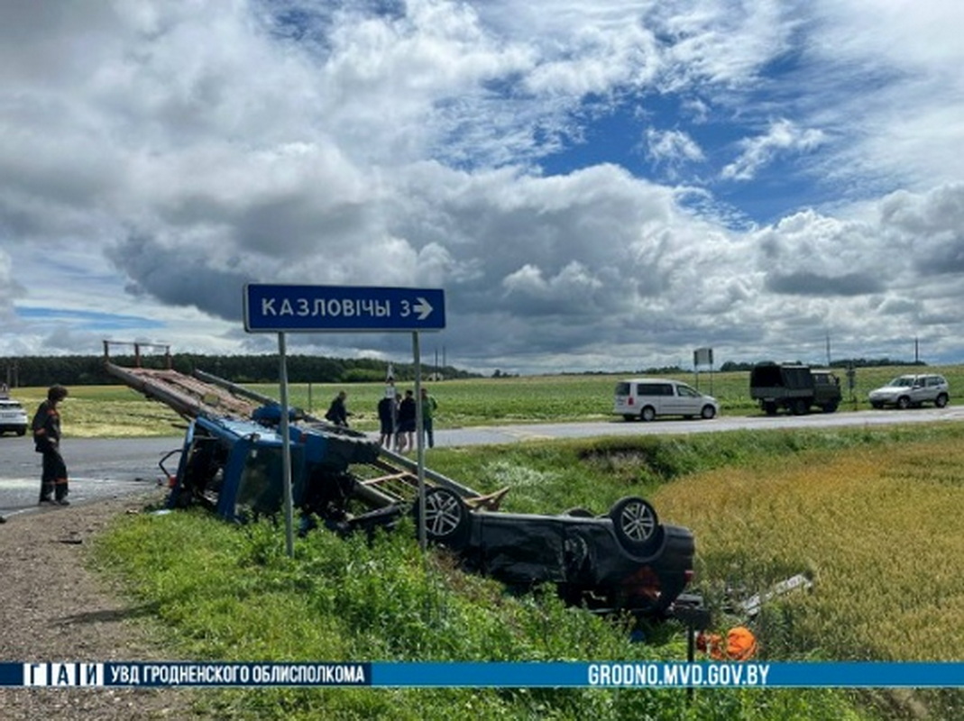 автомобиль врезался в трактор