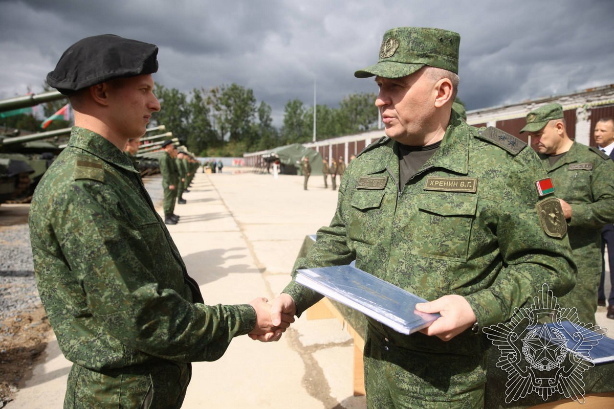 Виктор Хренин вручил военнослужащим формуляры на военную технику