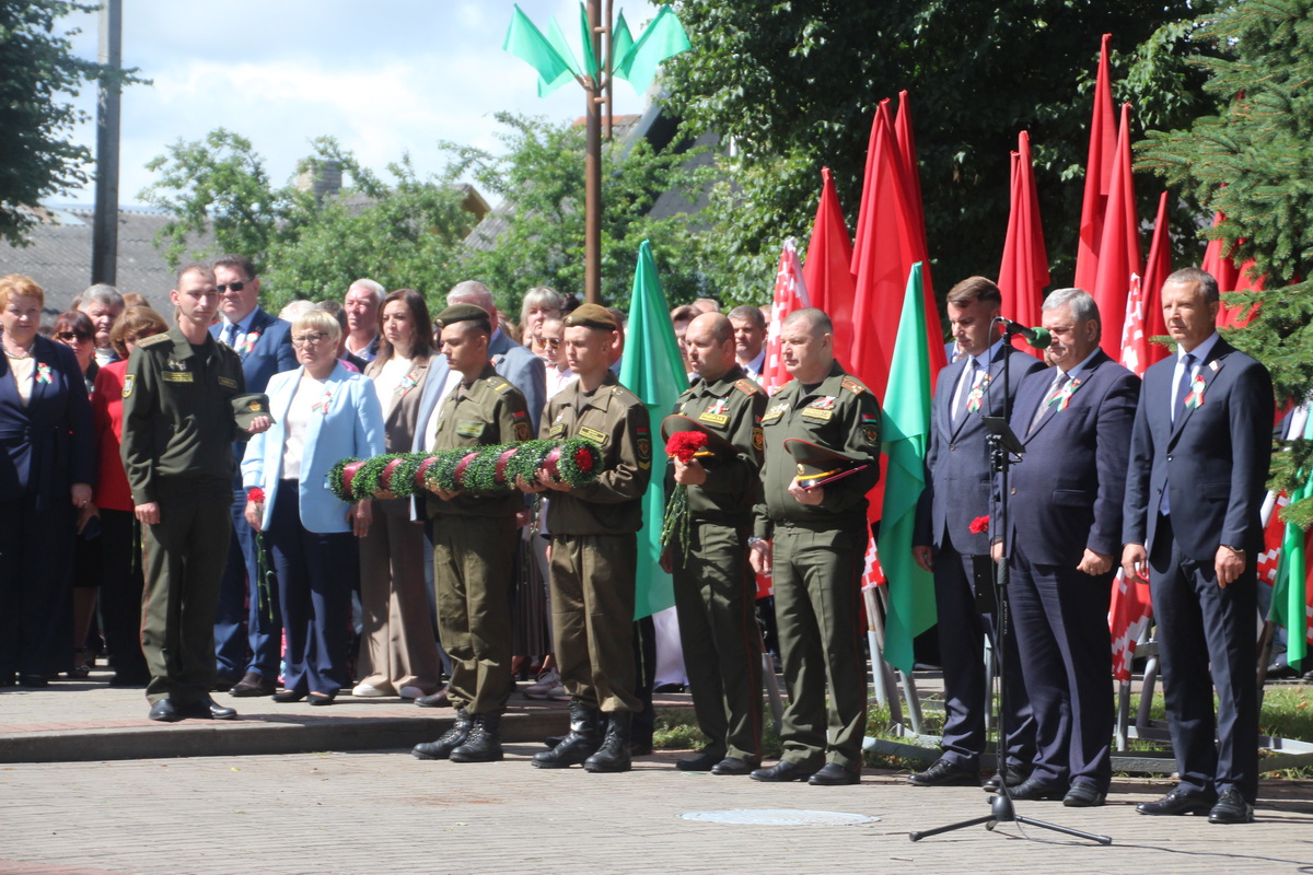 торжественное мероприятие у мемориала