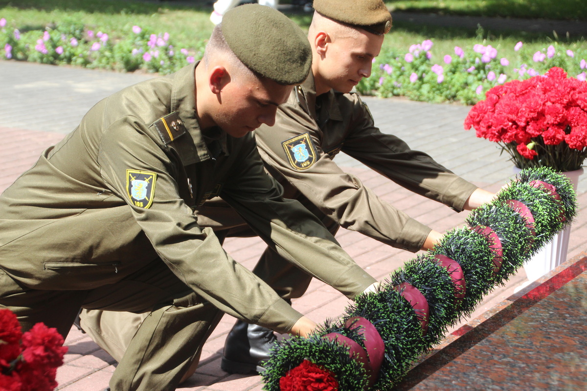 воины возлагают цветы