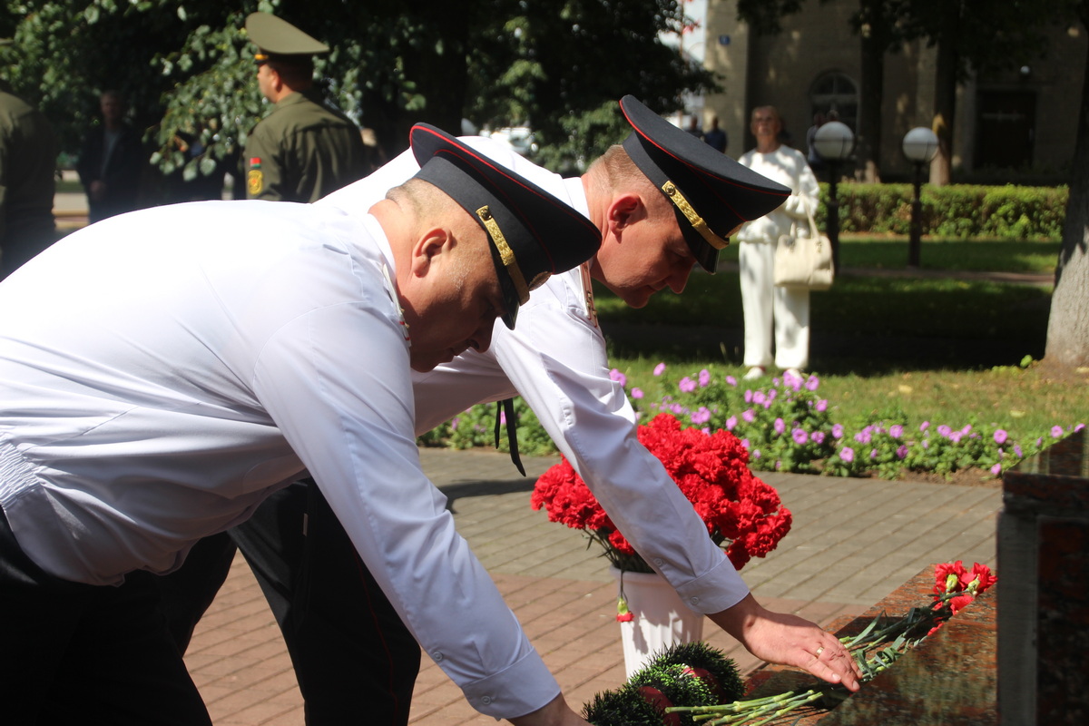 возложение к памятнику цветов