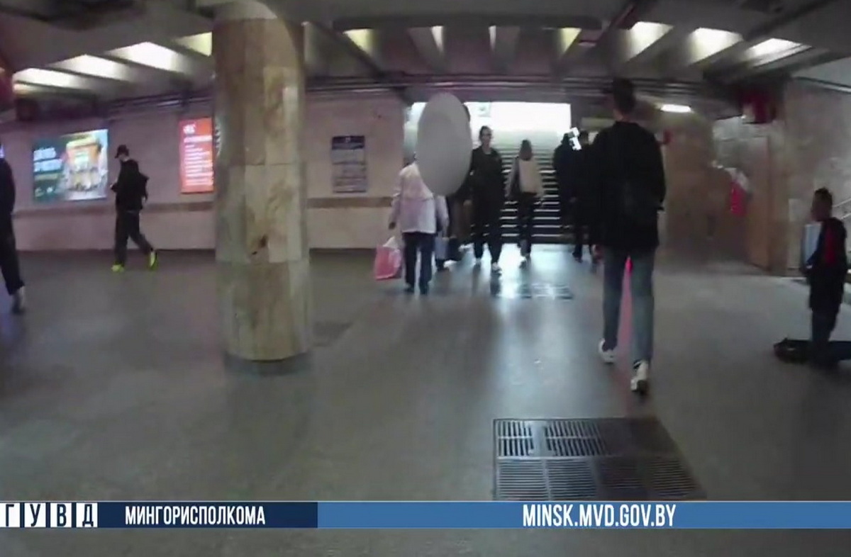 мужчина просит у прохожих деньги