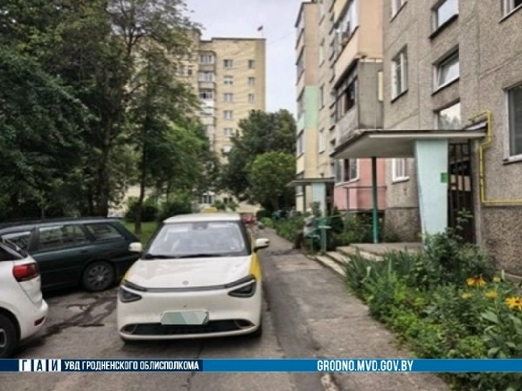 автомобиль сбил женщину