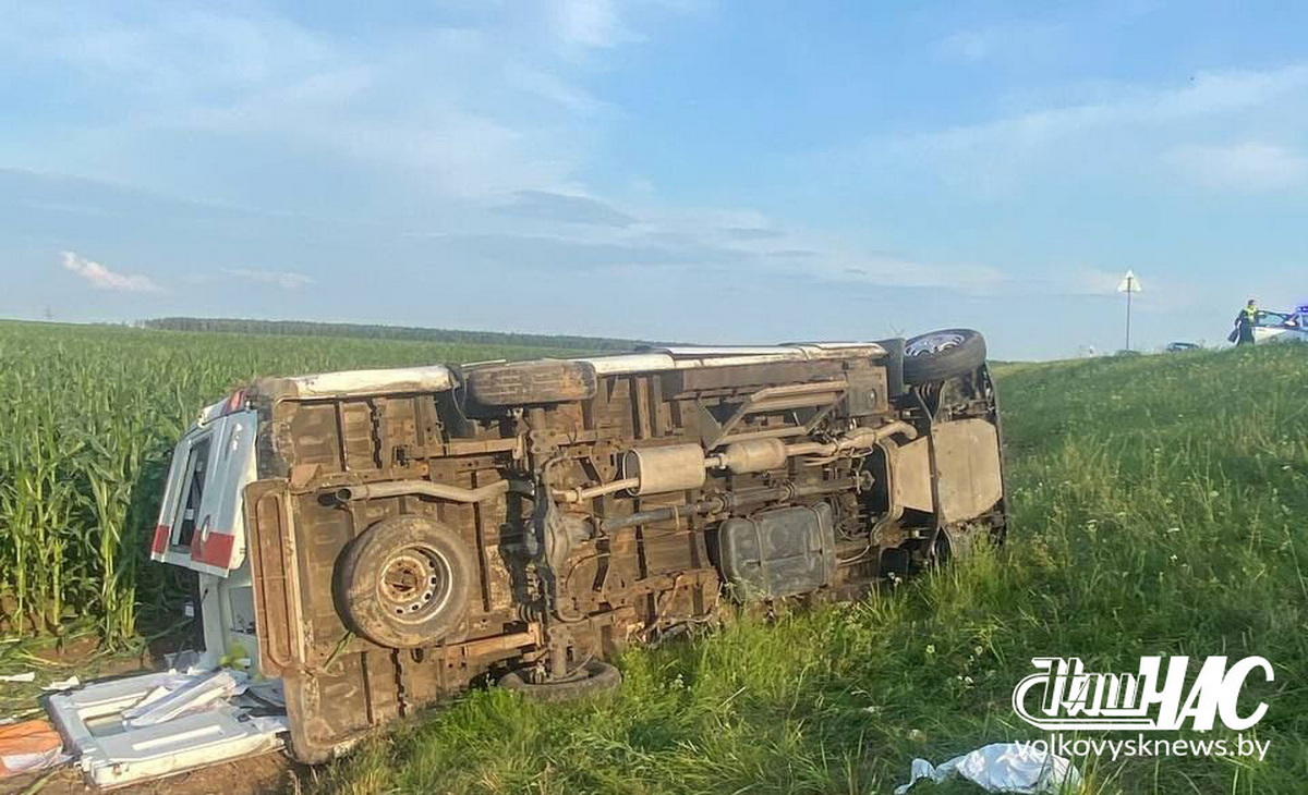 машина скорой помощи попала в аварию