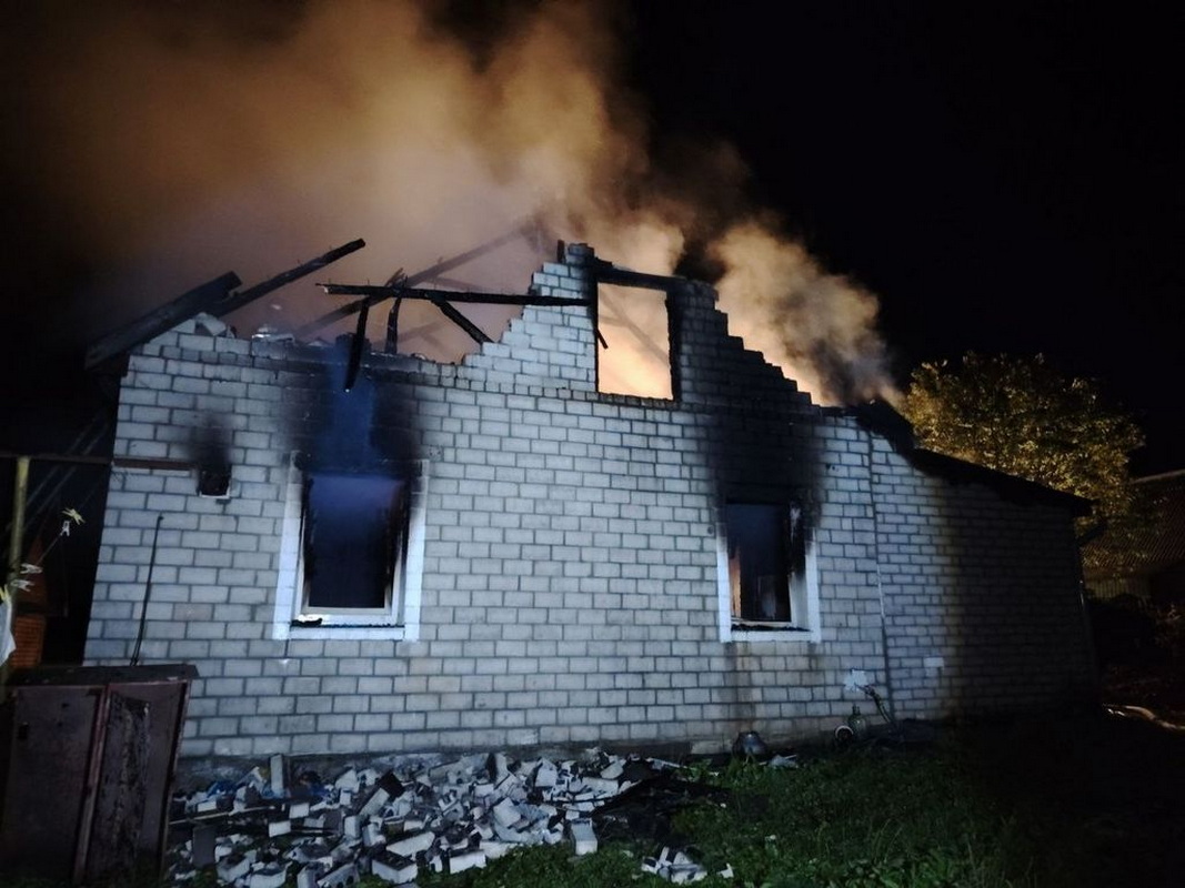 горит частный дом