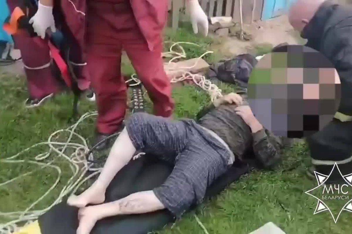 мужчину достали из колодца