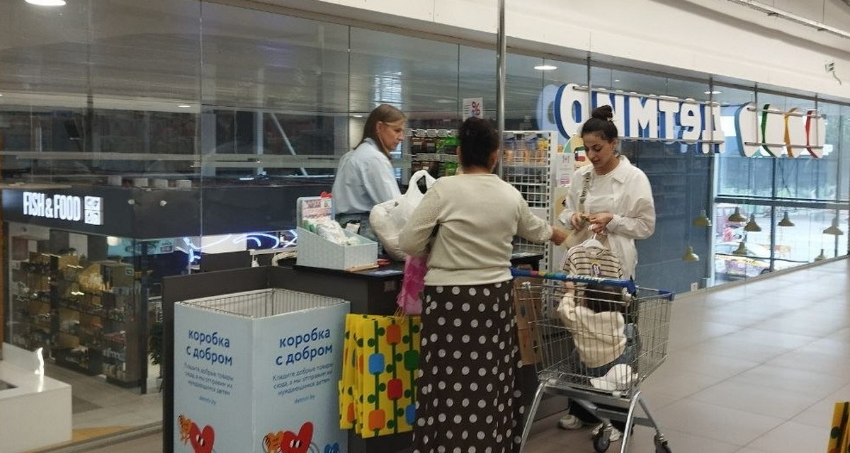 покупатели в магазине