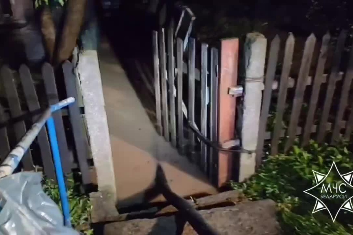 спасатели откачивают воду