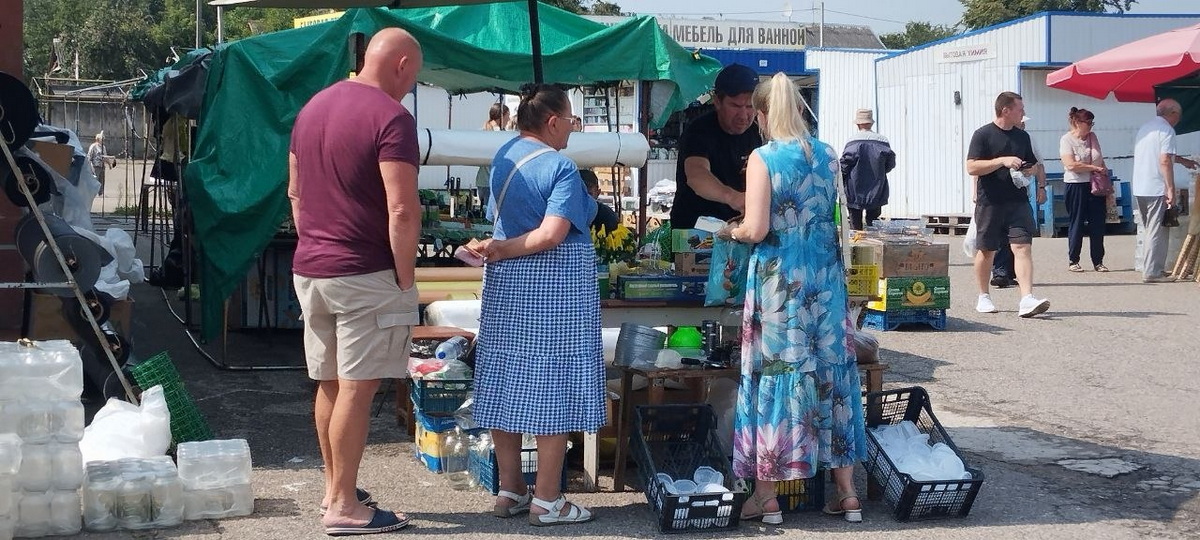 покупатели на рынке