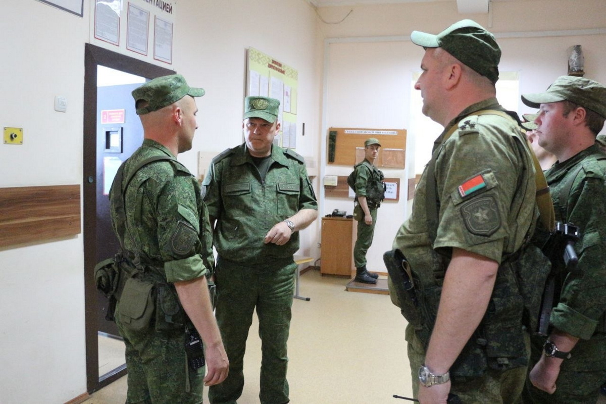 Командующий ЗОК с военными 11- мехбригады