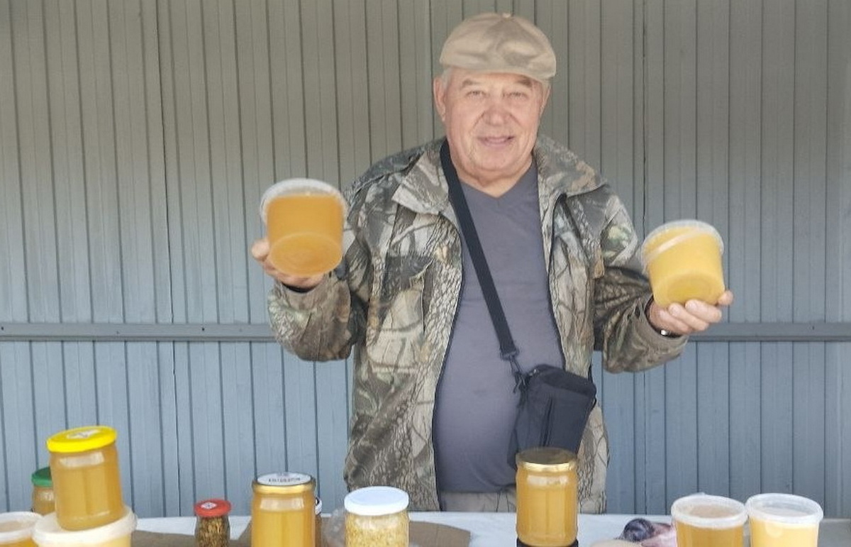 пчеловод с медом