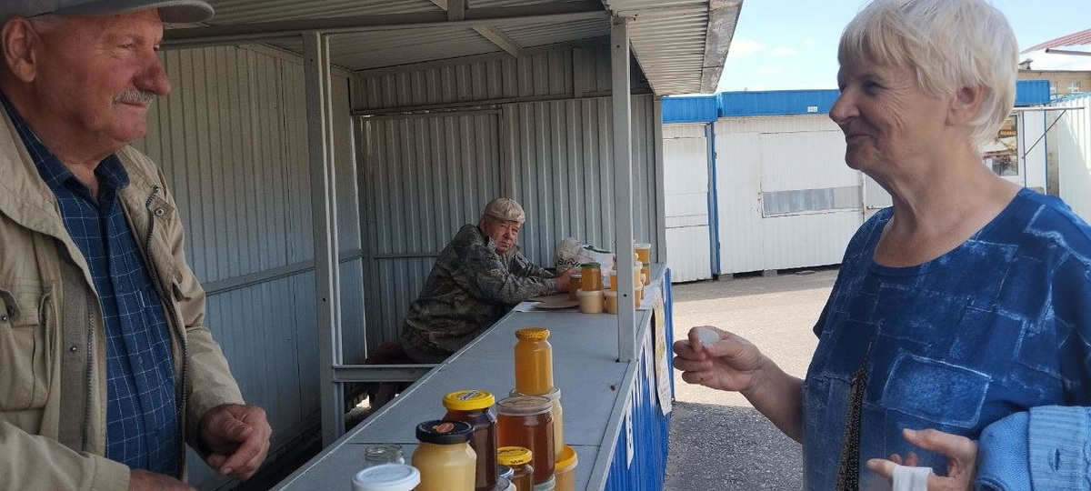 пчеловод с покупательницей