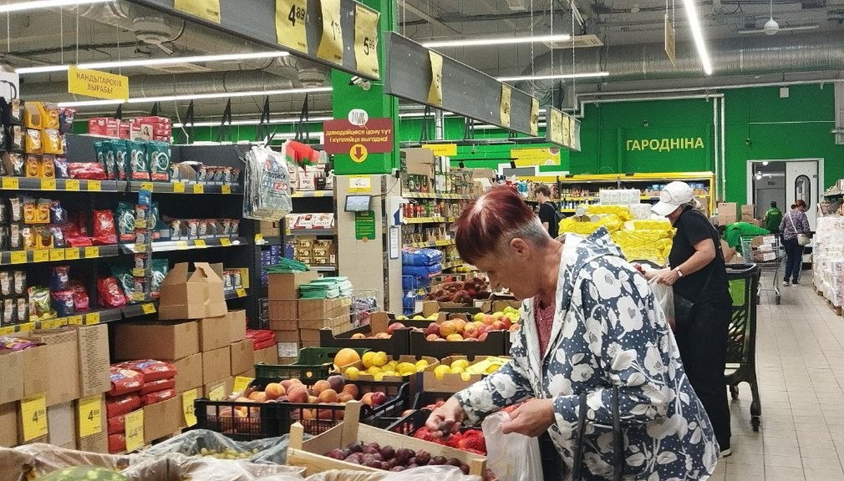 В магазине покупатели выбирают фрукты