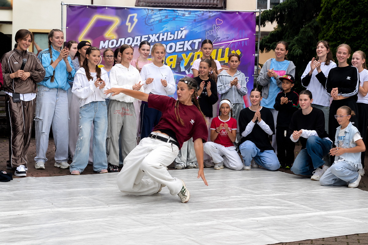 outdoor_street_performance_dance_battle_scene_1200x800