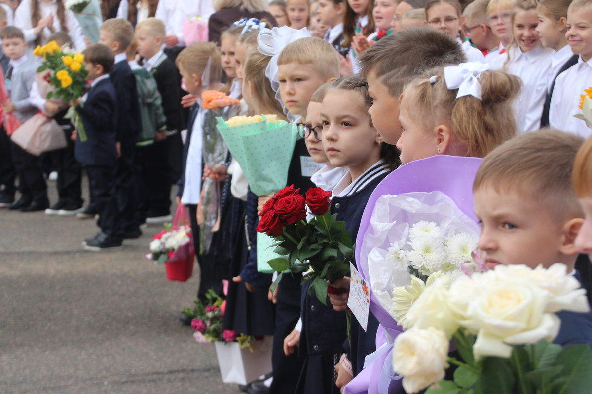 первоклассники на школьной линейке