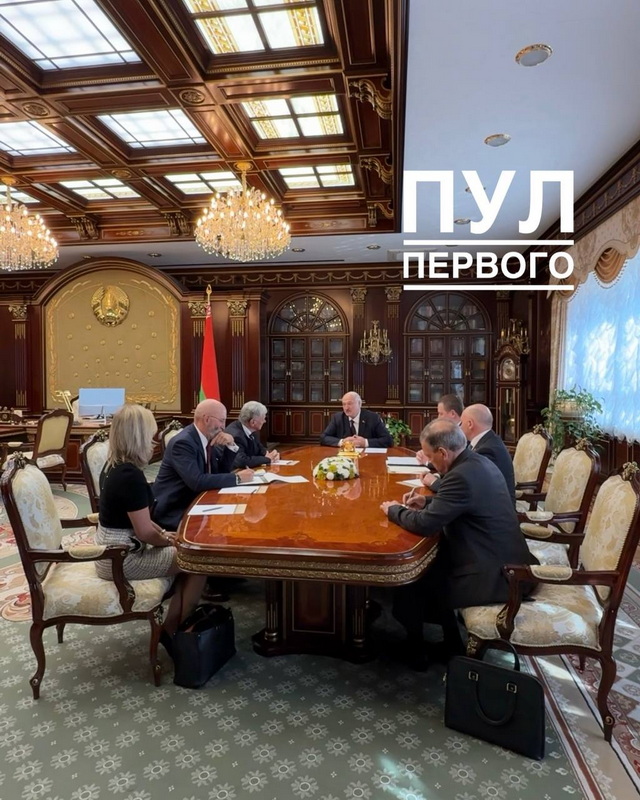 на переговорах во Дворце Независимости