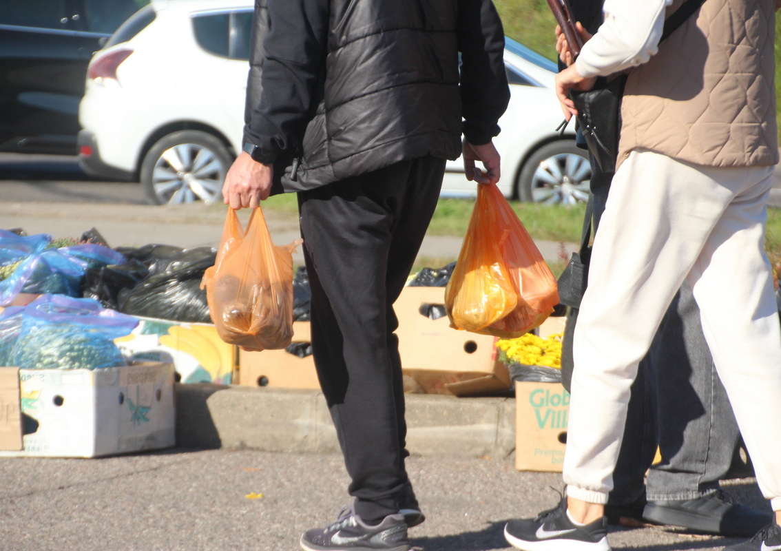 покупатели закупалтись на ярмарке