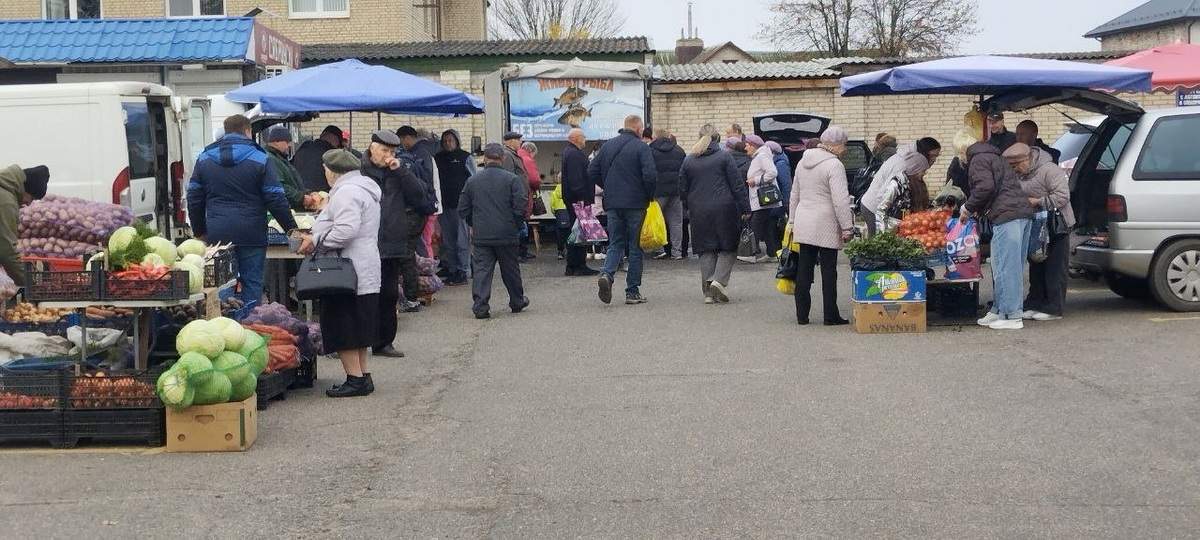 покупатели на рынке