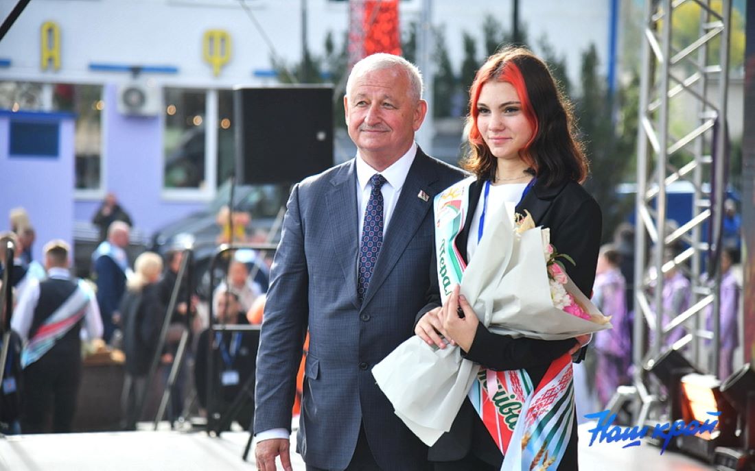 18-летней девушке на «Дожинках» вручили ключи от новенького трактора