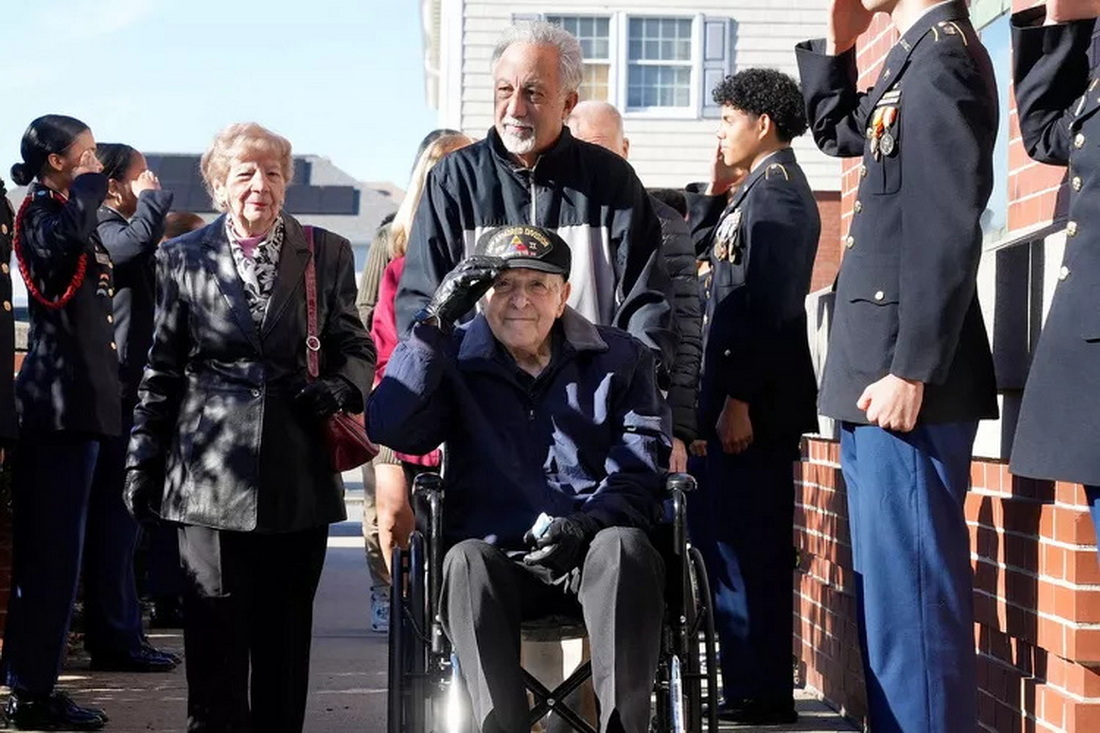 98-летний ветеран Второй мировой получил школьный диплом спустя 80 лет