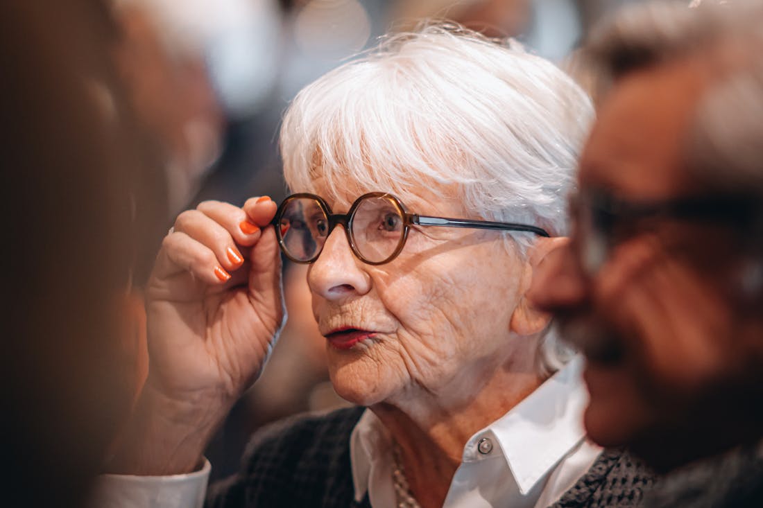 А вы тоже так снимаете очки? Большинство совершают распространенную ошибку