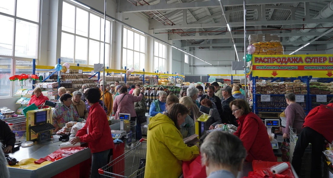 Ажиотаж, полные тележки и дешёвые продукты. В Слониме открылся магазин «Светофор»