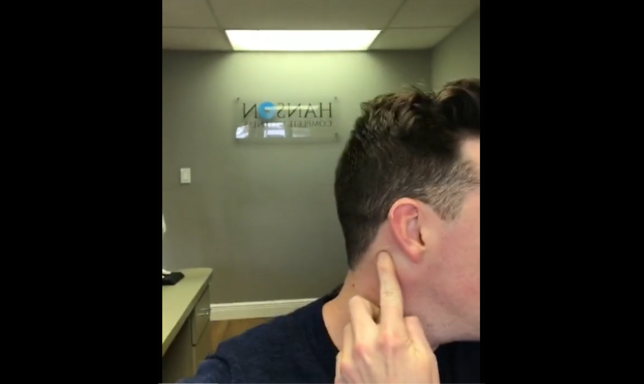 Более 12 миллионов человек в восторге от этого трюка против бессонницы: просто помассируйте точку за ухом перед сном