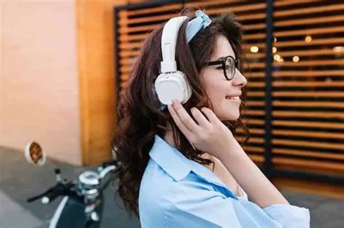 Большие наушники могут привести к выпадению волос — предупреждает трихолог